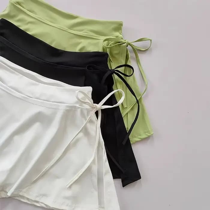 Jupe courte de yoga de sport pour femmes, pantalon de jupe de tennis de badminton avec poches intérieures et bretelles fendues latérales