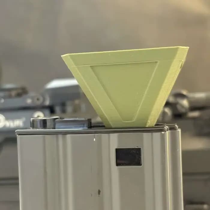 Pistolet Blaster à Chargeur Rapide Grande Capacité avec Adaptateur Entonnoir pour Remplissage Rapide de Balles en Mousse et Fléchettes