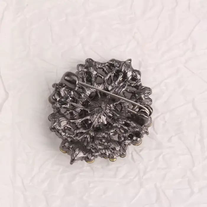 Broche de style vintage, base en métal avec cristaux foncés, magnifique broche avec design creux orné, idéale pour la décoration de manteau et de robe