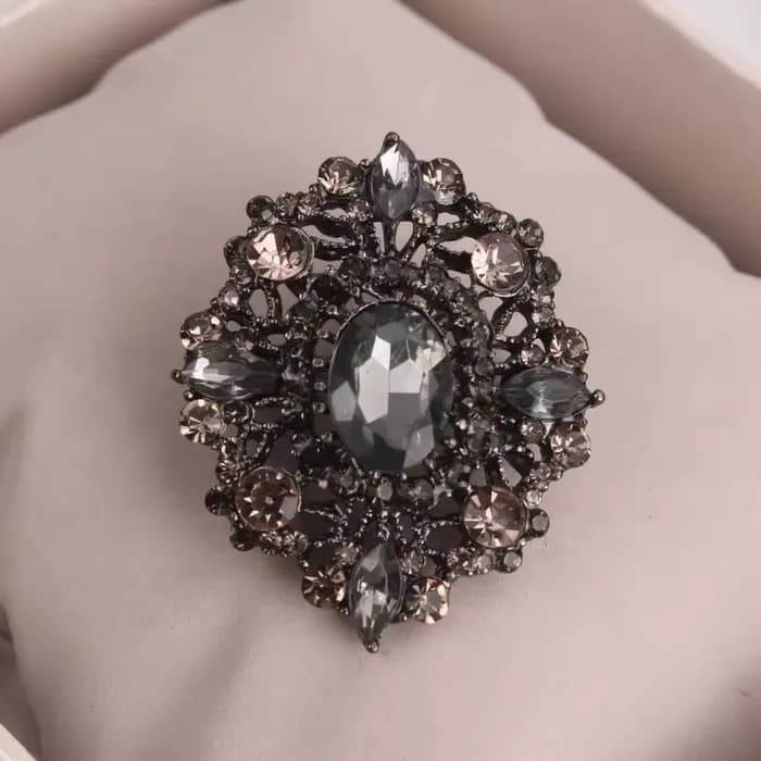 Broche de style vintage, base en métal avec cristaux foncés, magnifique broche avec design creux orné, idéale pour la décoration de manteau et de robe