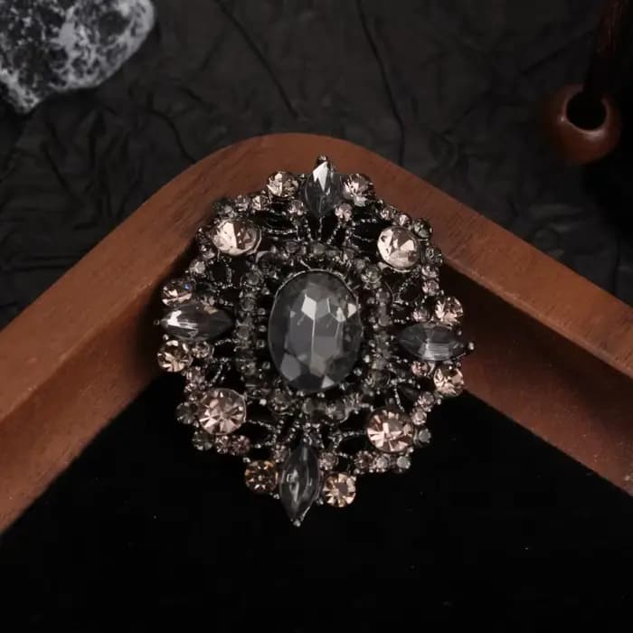 Broche de style vintage, base en métal avec cristaux foncés, magnifique broche avec design creux orné, idéale pour la décoration de manteau et de robe